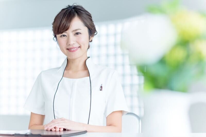 微笑む女性スタッフ