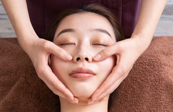 新宿にあるサロンではまつげにアップワードラッシュを施しております